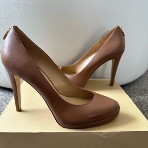 MICHAEL Michael Kors Tan Leather Pumps